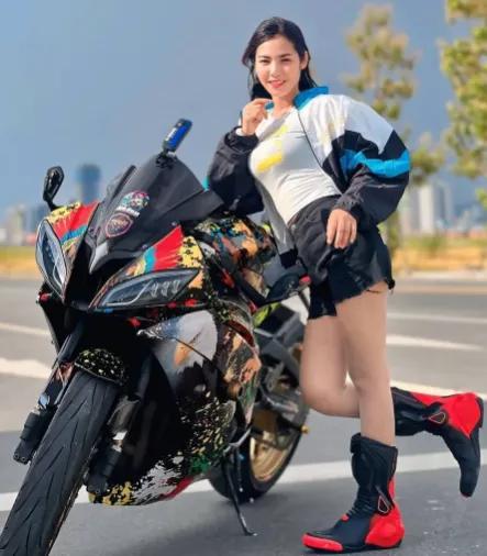 恩卓中盈 美女驾驶R6超车时被碾压身亡